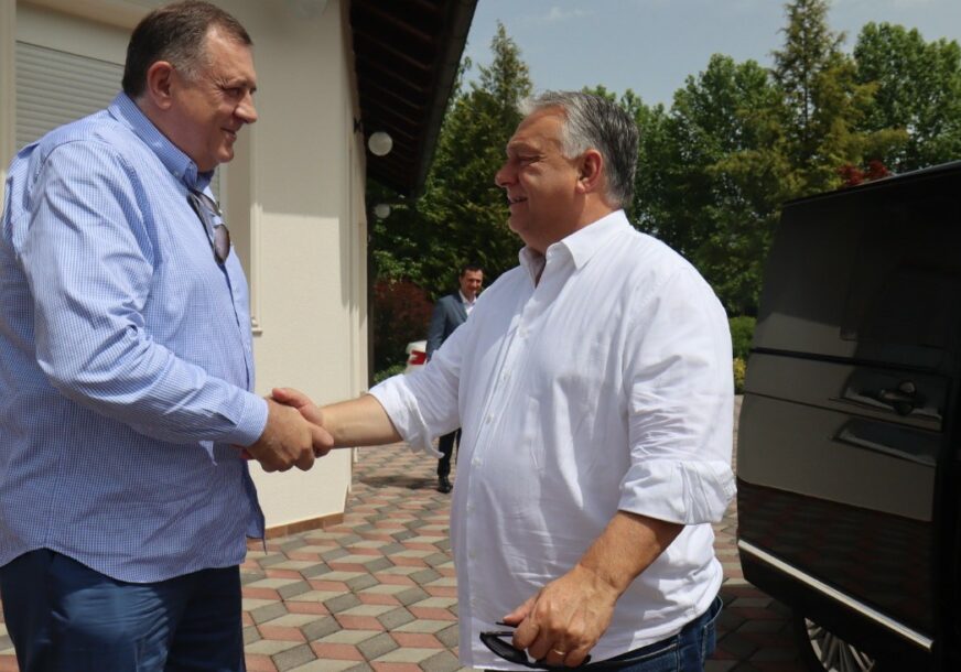Milorad Dodik i Viktor Orban se rukuju