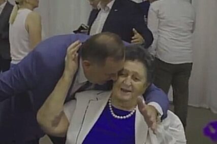 VESELA ATMOSFERA Dodik zapjevao sa majkom na krštenju unuke (VIDEO)