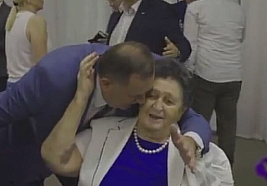 Milorad Dodik pjeva sa majkom