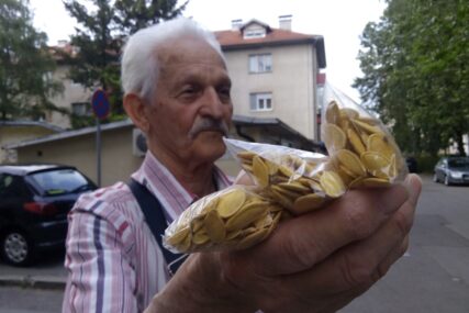 Milorad Predragović prodaje sjemenke