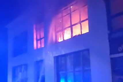 IZGORIO SPRAT ZGRADE U Mostaru sinoć buknuo požar, vatra gutala sve pred sobom (VIDEO)