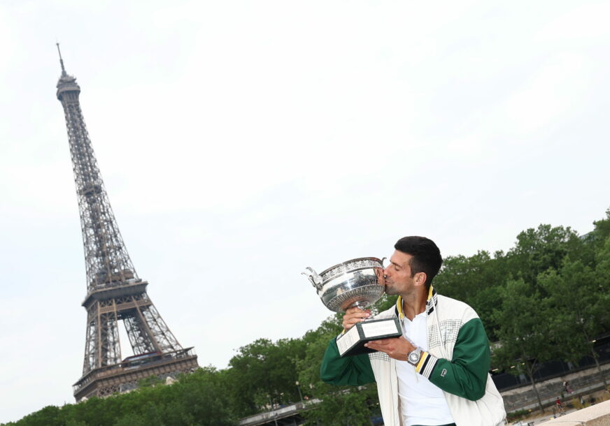 Novak Đoković ljubi trofej sa Rolan Garosa u blizini Ajfelovog tornja