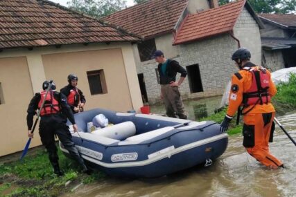 Poplavljeno nekoliko kuća: Vatrogasci čamcima dostavili pomoć u dva domaćinstva