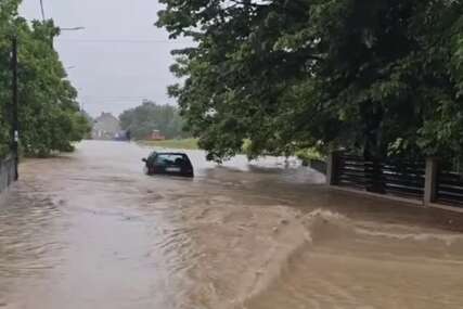 Zastrašujuće scene poplava: Automobili kao da plutaju na ogromnom jezeru, bujica prevrnula traktor (VIDEO)