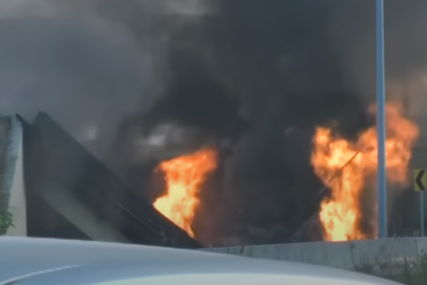 UŽASAN PRIZOR Urušio se auto-put nakon što se ispod njega zapalila cisterna (VIDEO)