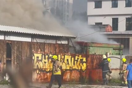 Novi detalji požara u Sarajevu: Zapalile se četiri vreće sa smećem na pijaci, povrijeđen vatrogasac (VIDEO)