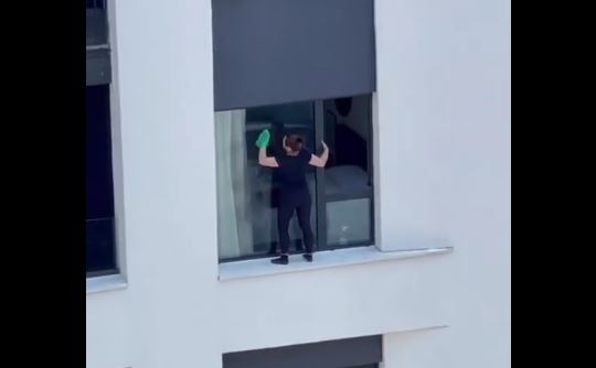 Žena pere prozor na 11. spratu zgrade
