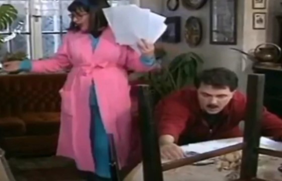 Muškarac i žena u dnevnom boravku
