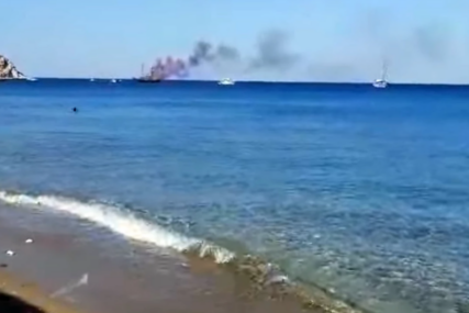 DRAMA NA RODOSU Gori turistički brod, putnici skakali u more da spasu živu glavu (VIDEO)