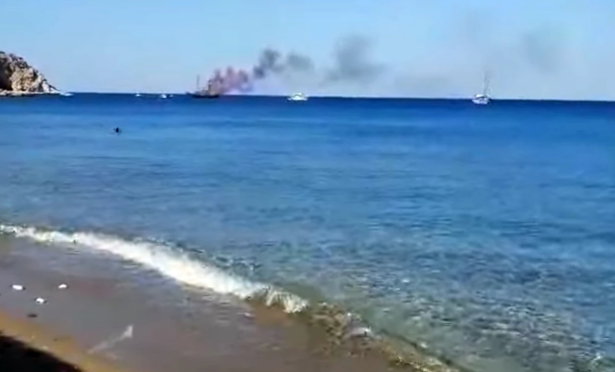 Zapalio se brod u moru
