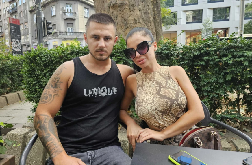 Sanja Grujić i Marko Stefanović sjede u kafiću