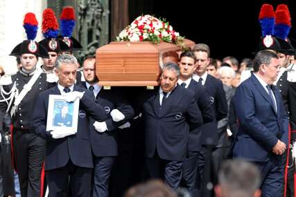 PORODICA U SUZAMA Posljednji ispraćaj Silvija Berluskonija, premijer sahranjen uz državne počasti