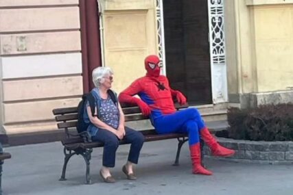 Neobična scena: Čovjek maskiran u Spajdermena sjedi na klupi u gradu (FOTO)