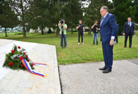 DODIK U MAUTHAUZENU Položio vijenac na centralni spomenik Vojnog groblja na kome je sahranjeno hiljade srpskih vojnika i civila (FOTO)