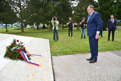 Dodik položio vijenac na centralnom Vojnom groblju u Mauthauzenu