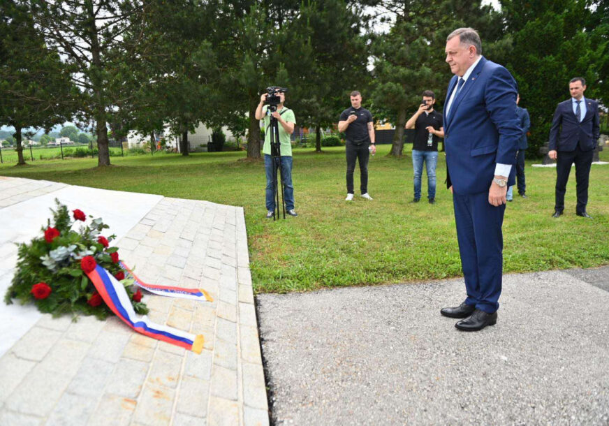 Dodik položio vijenac na centralnom Vojnom groblju u Mauthauzenu
