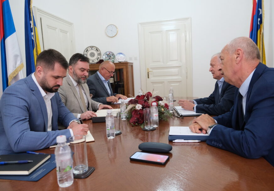 Ministar Staša Košarac razgovarao je u Sarajevu s predsjednikom Spoljnotrgovinske komore BiH Zdravkom Marinkovićem i predsjednikom Privredne komore Republike Srpske Perom Ćorićem