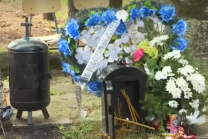 40 dana od svirepog ubistva u Mladenovcu: Održani parastosi u crkvama, mještani polagali cvijeće i palili svijeće (VIDEO)