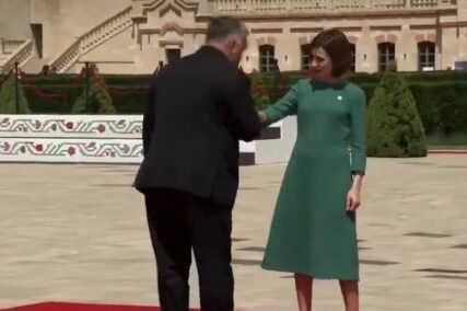 Orban doživio neprijatnost: Htio da poljubi ruku predsjednice Moldavije, a njena reakcija ga je potpuno zbunila (VIDEO)