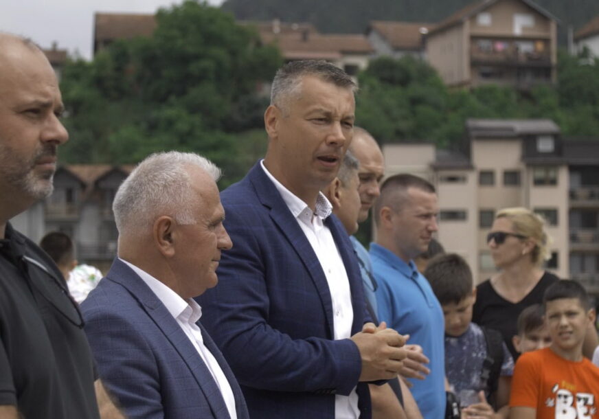 Đurević, Arlov i Nešić na dočeku djece sa Kosova i Metohije u Višegradu