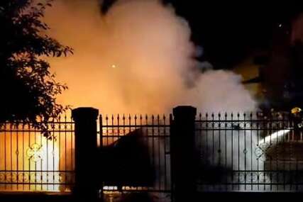 Vatrogasci hitno izašli na teren: Zapaljen automobil odborniku u Gradiški, u toku je uviđaj (VIDEO)