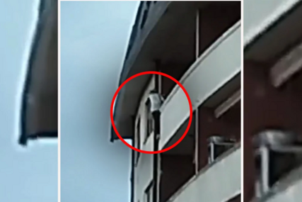 FILMSKA AKCIJA SPASAVANJA Žena pokušala da skoči sa četvrtog sprata, a onda su oni razvalili vrata stana i zaustavili je (VIDEO)
