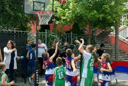 Pridružili im se i građani: Djeca sa sjevera KiM u Zvečanu igrala basket ispred kordona KFOR (VIDEO)