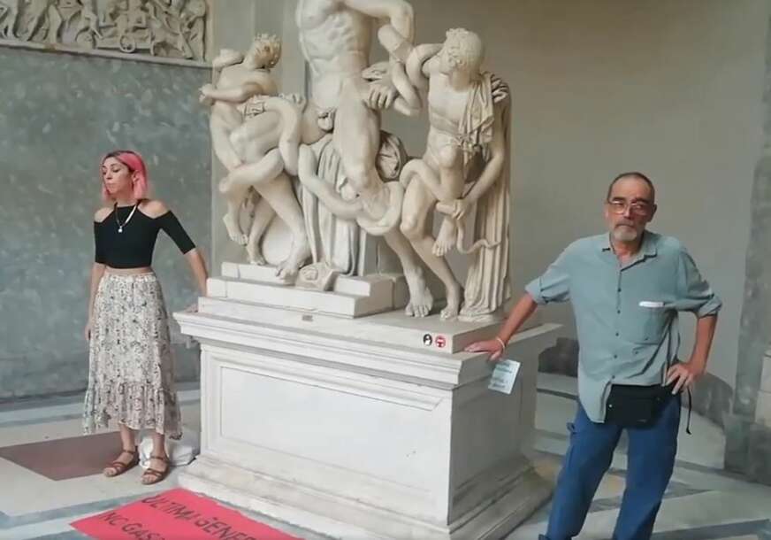 Aktivisti zalijepljeni za statuu u Vatikanu