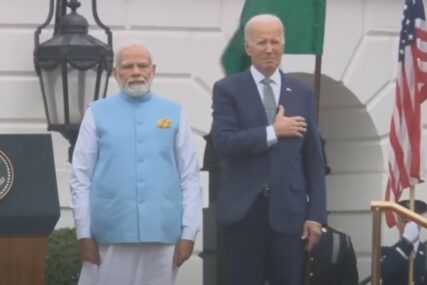 Džo Bajden stavio ruku na srce tokom indijske himne