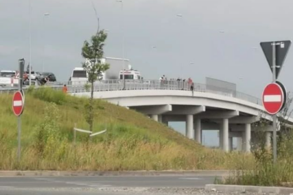 Muškarac u Batajnici prijeti da će skočiti s mosta
