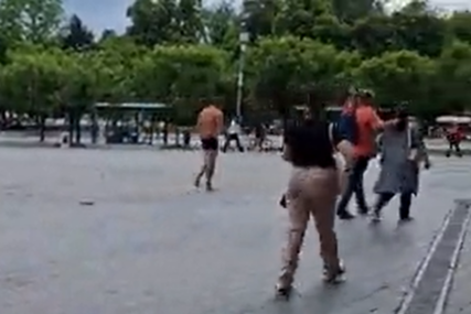 Građani u šoku: Muškarac samo u boksericama prošetao centrom Banjaluke (VIDEO)