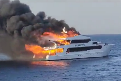 DRAMA U CRVENOM MORU Zapalio se brod, nestalo troje, a spaseno 26 turista (VIDEO)