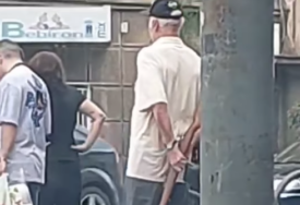 Ovaj prizor je zabrinuo građane: Čovjek snimljen sa puškom u rukama da šeta gradom (FOTO)