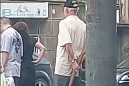 Ovaj prizor je zabrinuo građane: Čovjek snimljen sa puškom u rukama da šeta gradom (FOTO)