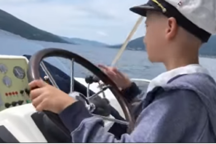 "Sve ja znam, mogu sam" Vožnja Tivtom sa kapetanom Mihailom (6), turisti ga obožavaju (VIDEO)