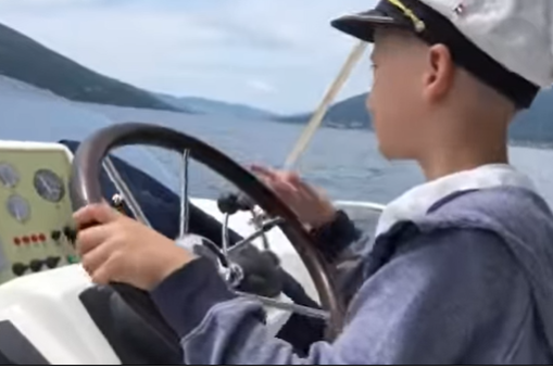 Dječak Mihailo (6) vozi turiste u Tivtu