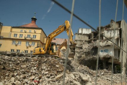 “Ruglo” grada polako nestaje: Od starog zdanja hotela “Palas” ostaje gomila betona (FOTO)