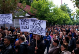 "Hoćemo mir, a ne suzavac i šok bombe" Ispred opštine Zvečan okupio se i danas veliki broj Srba (FOTO)