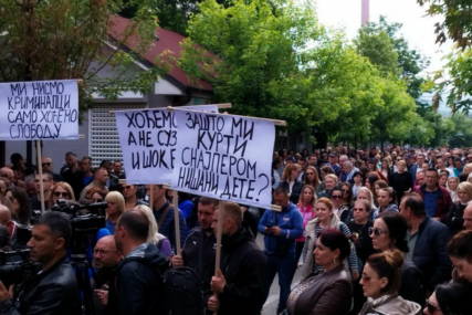 "Hoćemo mir, a ne suzavac i šok bombe" Ispred opštine Zvečan okupio se i danas veliki broj Srba (FOTO)