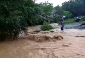 NEVRIJEME NAPRAVILO HAOS Ulice poplavljene, bujica se nezaustavljivo kreće (VIDEO)