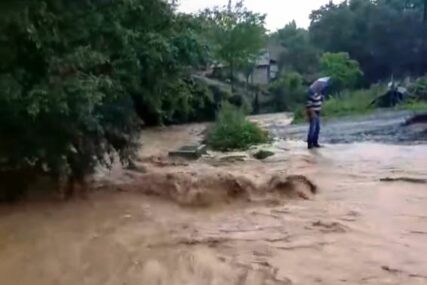 NEVRIJEME NAPRAVILO HAOS Ulice poplavljene, bujica se nezaustavljivo kreće (VIDEO)