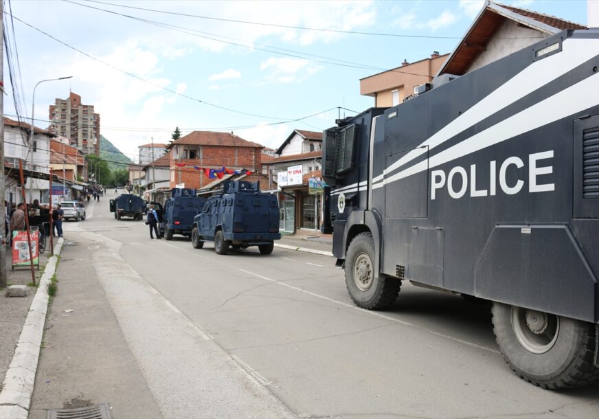 Oklopno vozilo kosovske policije na ulici 