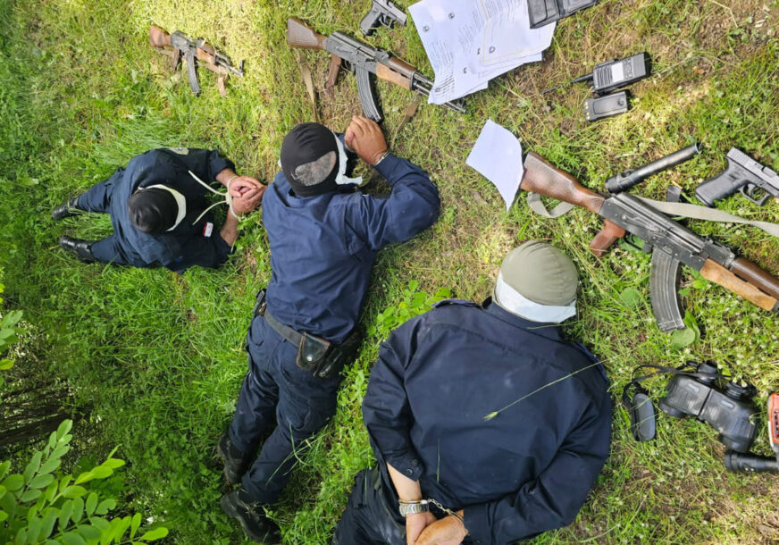 Uhapšeni kosovski policajci leže na zemlji