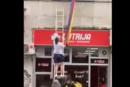 Vandalski čin u centru Sarajeva: Grupa mladića skinula zastavu sa duginim bojama pred početak Povorke ponosa (VIDEO)
