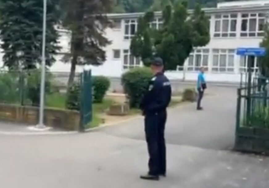 U Osnovnoj školi “Lukavac Grad” u utorak u jutarnjim satima došlo je do upotrebe vatrenog oružja