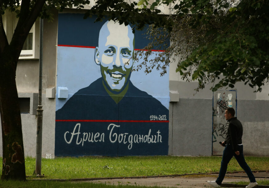 mural ubijenom mladiću arijelu bogdanoviću u banjalučkom naselju borik 