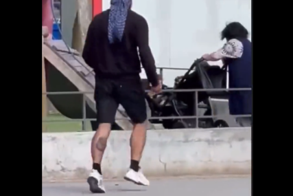 Objavljen stravičan snimak napada u Francuskoj: Napadač trči i ubada dijete u kolicima, vaspitačica ga brani (VIDEO)