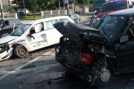 Teška nesreća kod Mostara: Više osoba povrijeđeno, vatrogasci ih izvlačili iz auta (FOTO)