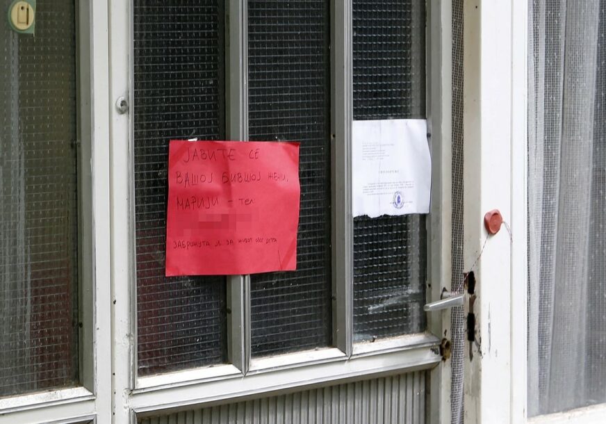 Potresna poruka majke dečaka na vratima kuće
