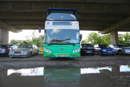 panoramski autobus parkiran ispod nadvožnjaka